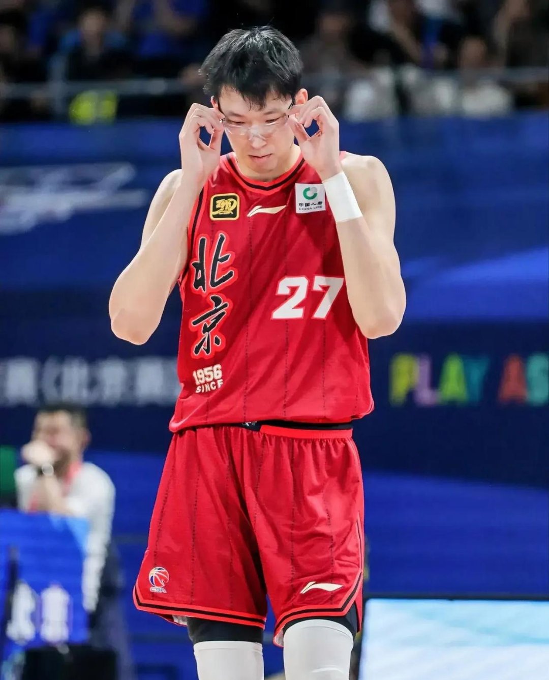 广州队险胜北京队，布克高光表现