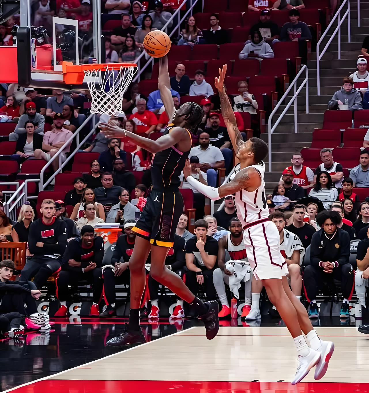 雄鹿鏖战火箭，莫兰特带队取胜