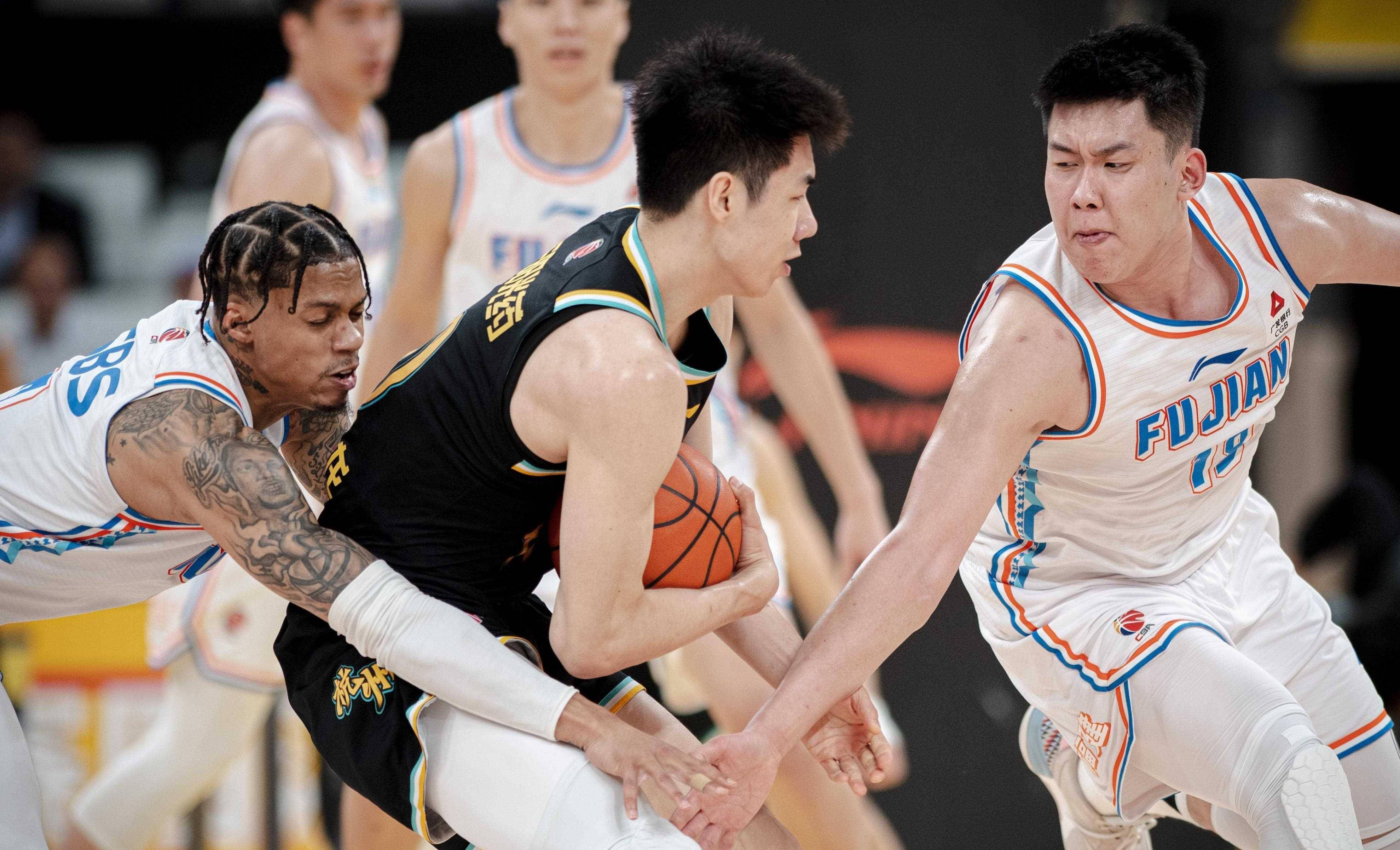 篮球精英联赛激战连连，球队球员实力逐渐显露