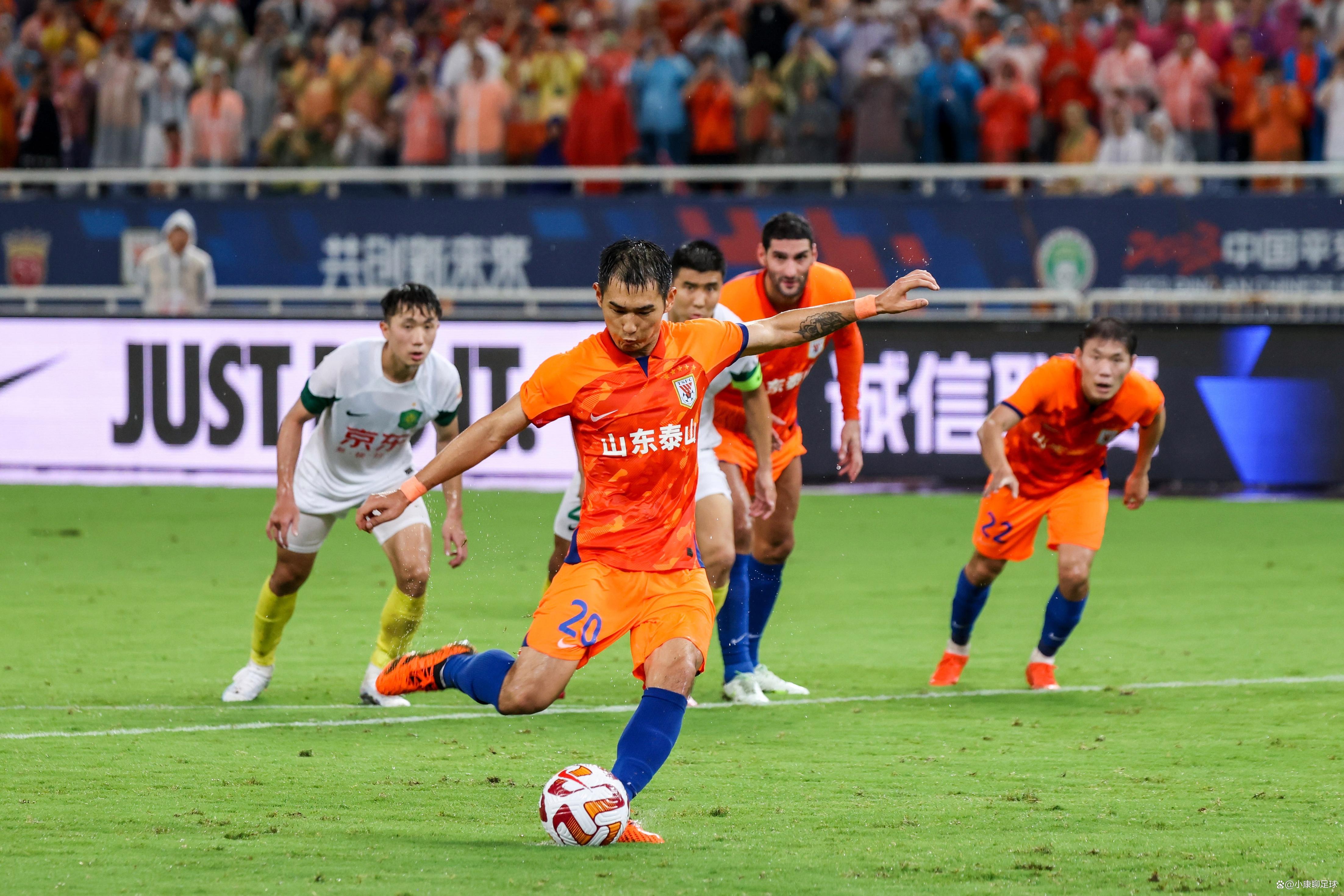 球队全面发力，横扫对手轻松晋级