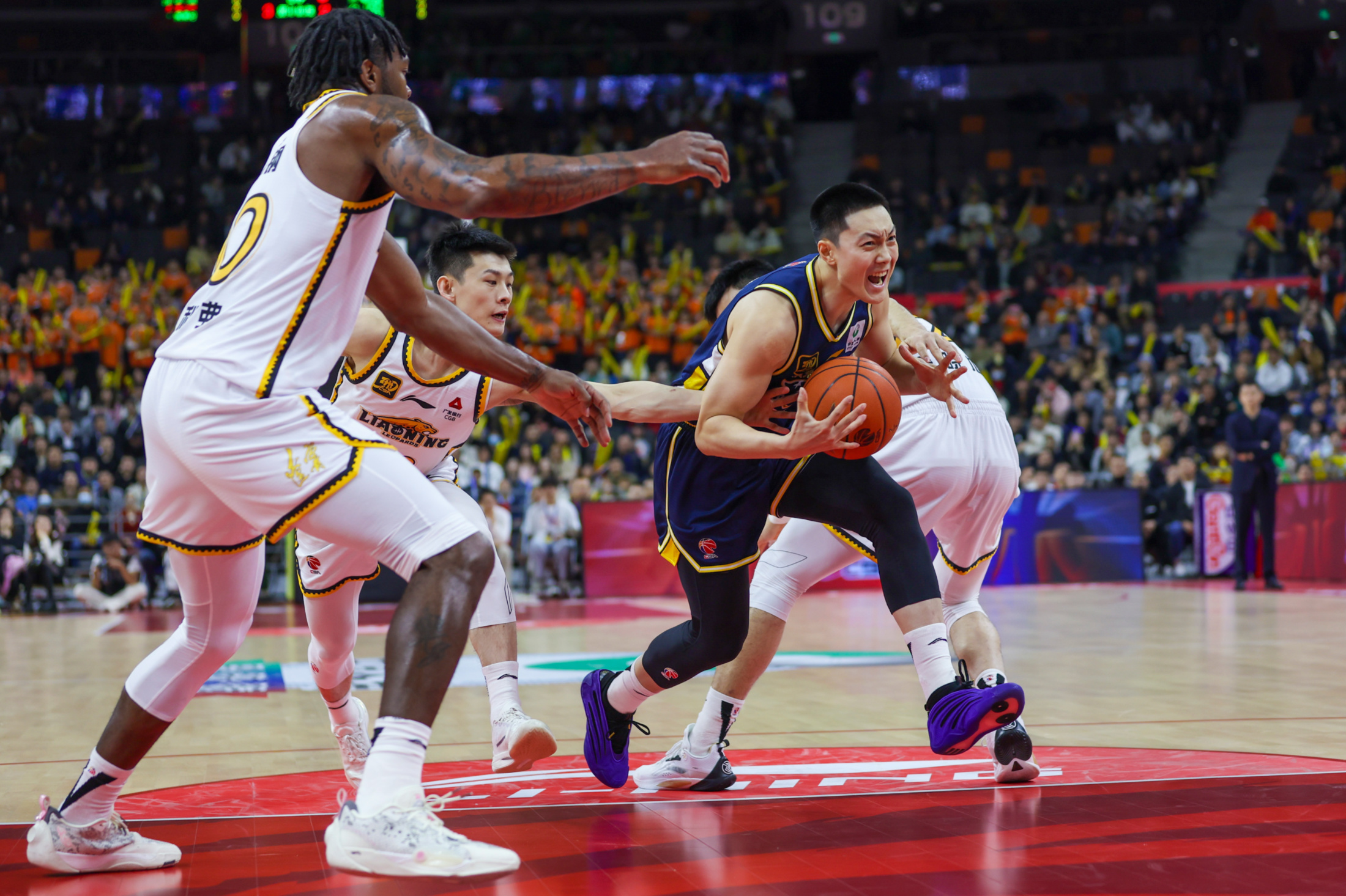 比赛中球员单挑对手，技惊四座