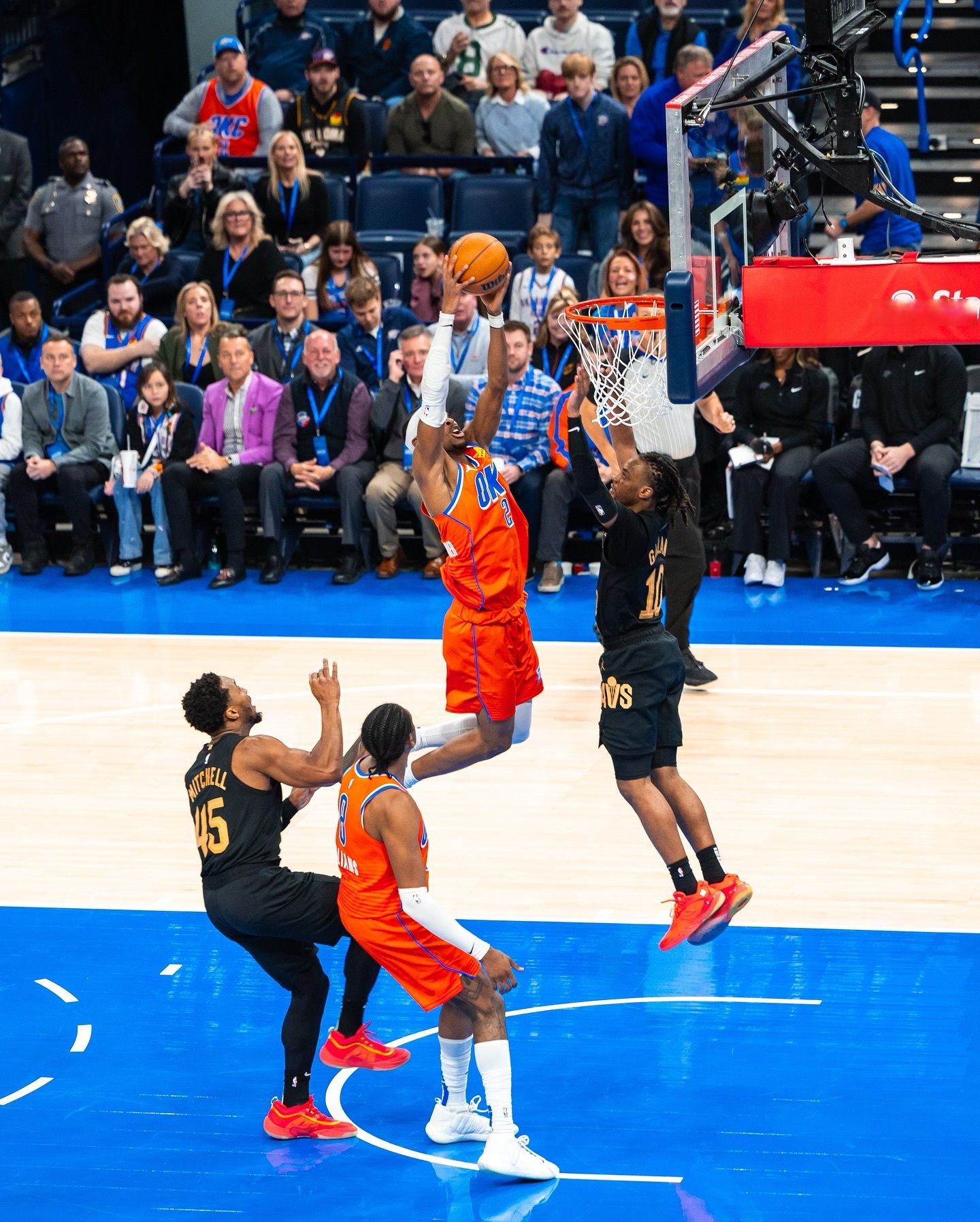 比赛中球员单挑对手，技惊四座