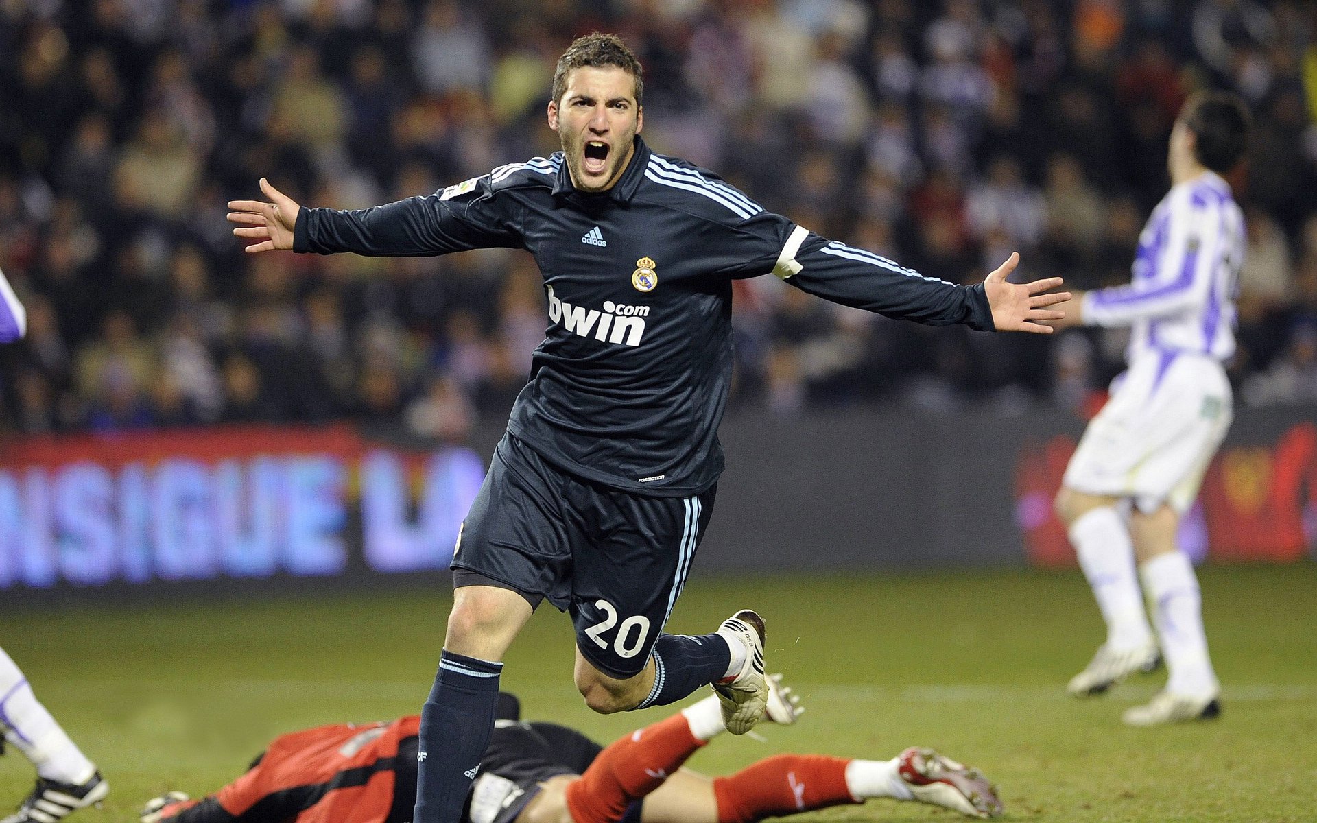 苏亚雷斯一锤定音，荷兰险胜突尼斯锁定头名