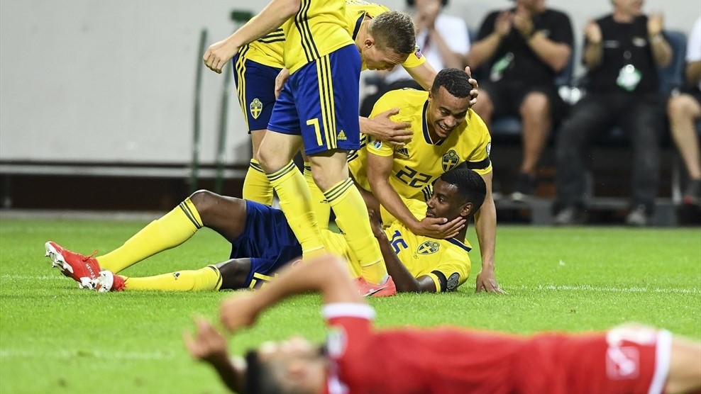 瑞士战胜丹麦，欧预赛领跑积分榜